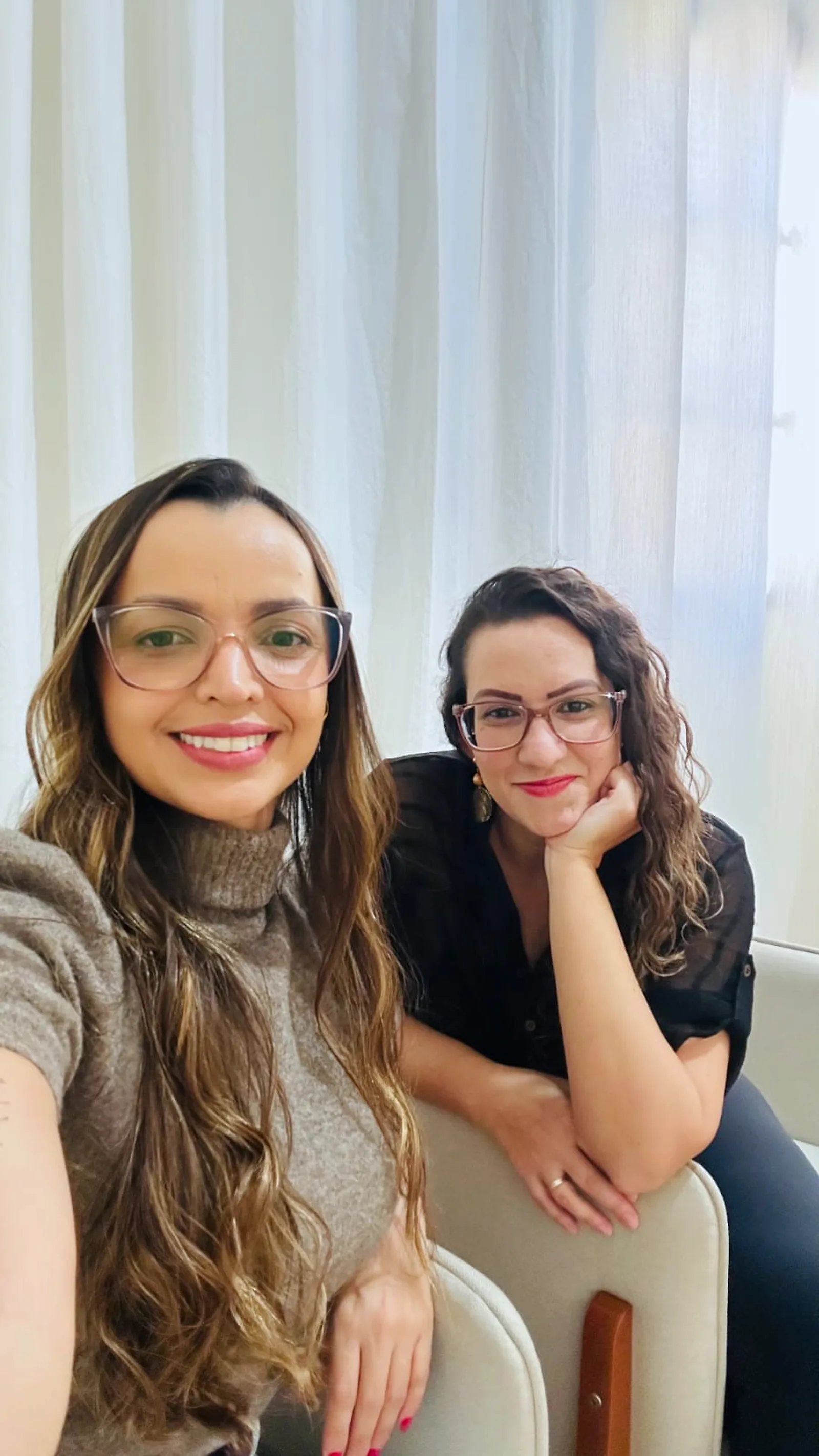 Beth Soares e Patrícia Pinheiro, psicólogas da Floresça, na sala de atendimento